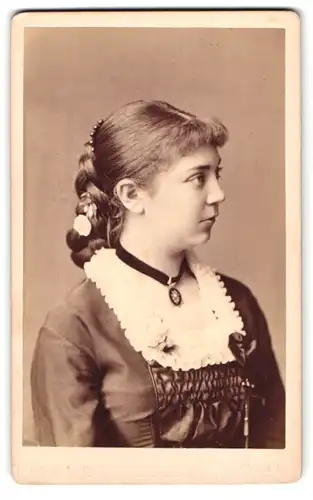 Fotografie Eugen Kegel, Kassel, Grosse Rosen Strasse 5, Portrait junge Dame mit Halsband