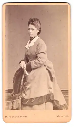 Fotografie M. Pössenbacher, München, Portrait bürgerliche Dame mit Fächer an Stuhl gelehnt