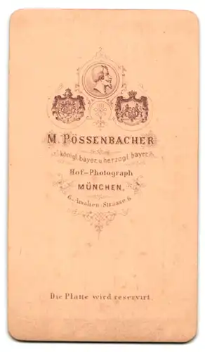 Fotografie M. Pössenbacher, München, Portrait bürgerliche Dame mit Fächer an Stuhl gelehnt