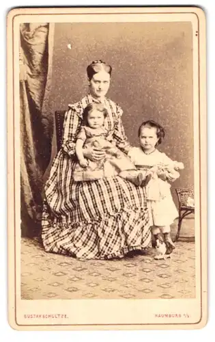 Fotografie Gustav Schultze, Naumburg a / S., Linden-Strasse 676, Portrait bürgerliche Dame mit zwei Töchtern
