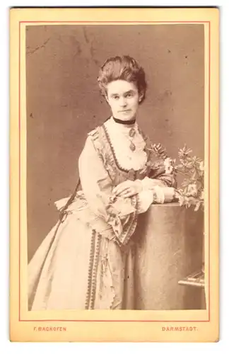 Fotografie F. Backofen, Darmstadt, Portrait junge Dame in festlicher Kleidung