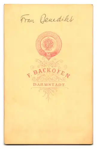 Fotografie F. Backofen, Darmstadt, Portrait junge Dame in festlicher Kleidung