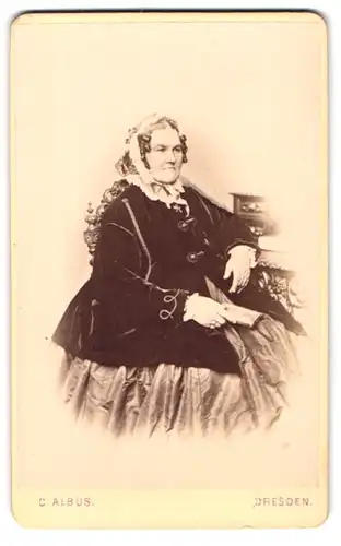 Fotografie C. Albus, Dresden, Ziegelgasse 45, Portrait bürgerliche Dame mit Haube am Schreibtisch sitzend