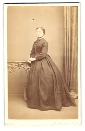 Fotografie Moffat, Edinburgh, 103, Princes St., Portrait junge Dame im langen Kleid