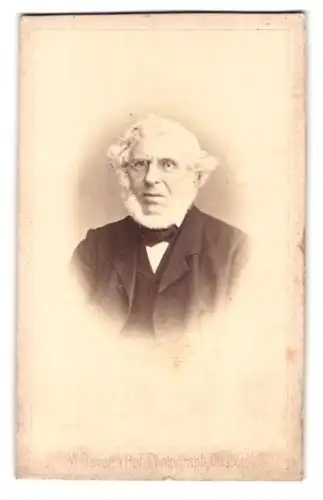 Fotografie W. Severin, Düsseldorf, Portrait älterer Herr mit Brille und Backenbart