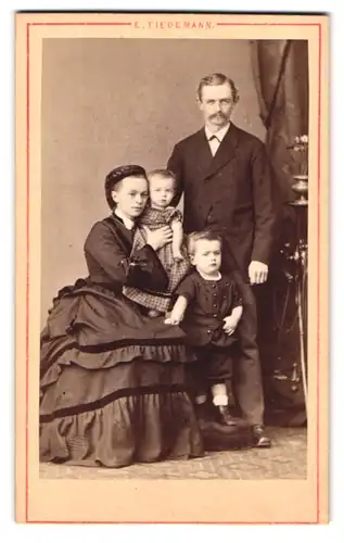 Fotografie Emil Tiedemann, Bremen, Richtweg 12, Portrait bürgerliches Paar mit Kleinkind und einem Sohn