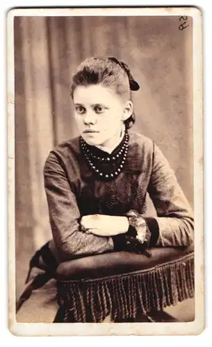 Fotografie Henry W. Biffar, Brooklyn, 113&115 Fourth St., Junge Dame im Kleid mit Perlenkette