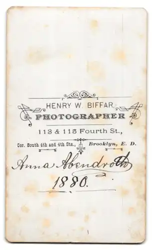 Fotografie Henry W. Biffar, Brooklyn, 113&115 Fourth St., Junge Dame im Kleid mit Perlenkette