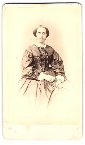 Fotografie Heinrich Streller, Leipzig, Inselstrasse 5, Dame im Kleid mit Halskette