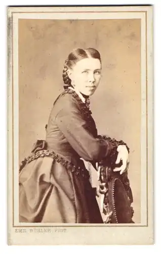 Fotografie Emil Bühler, Mannheim, Ludwigsstrasse Nr. 34., Hübsches Mädchen mit Pferdeschwanz