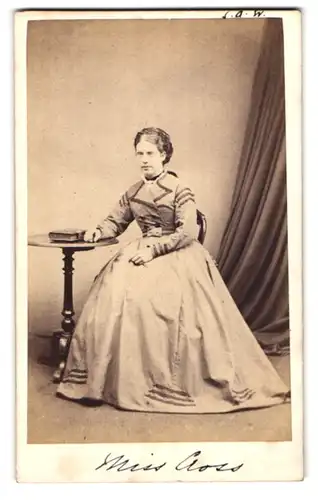 Fotografie J. Walker, Barnsley, Ältere Dame im weiten Kleid mit Buch