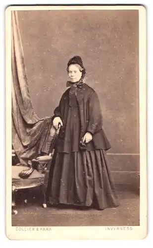 Fotografie Collier & Park, Inverness, 32, Church Street, Portrait ältere Dame in hübscher Kleidung mit Haube