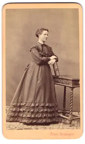 Fotografie Franz Neumayer, München, Neue Pferdstrasse 2, Portrait junge Dame im hübschen Kleid auf Buch gestützt