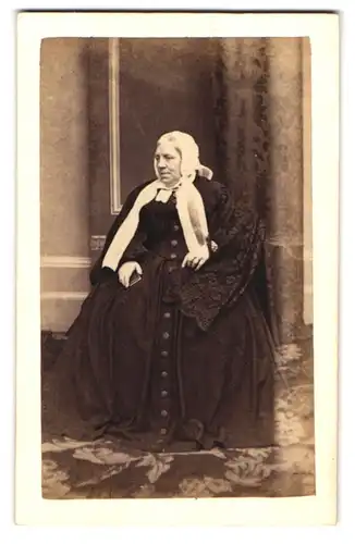 Fotografie John Moffat, Edinburgh, 103, Princes Street, Portrait ältere Dame im hübschen Kleid mit Haube