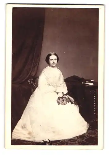 Fotografie S. A. Walker, London, Cavendish Square, Portrait junge Dame im festlichen Kleid