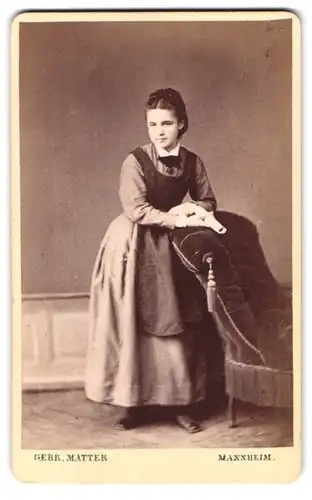 Fotografie Gebr. Matter, Mannheim, Heidelbergerstrasse, Portrait junges Mädchen in modischer Kleidung