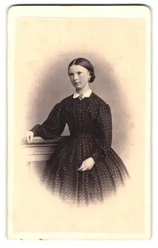 Fotografie Ed Lange, Heidelberg, Westliche Hauptstrasse, Portrait junge Dame im modischen Kleid