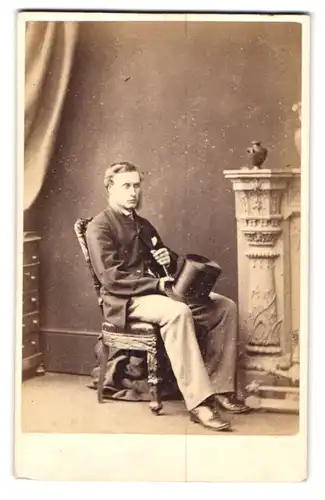 Fotografie Stereoscopic and Photographic Company, London, 110, Regent St., Portrait bürgerlicher Herr mit Zylinderhut