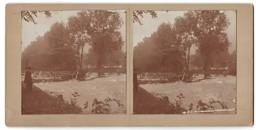 Stereo-Fotografie unbekannter Fotograf und Ort, Holzbrücke überflutet durch Hochwasser