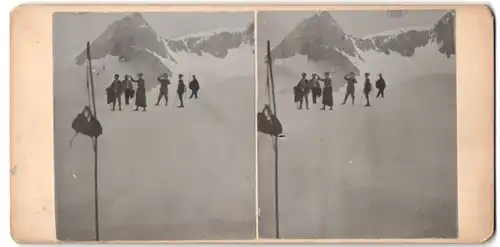 Stereo-Fotografie unbekannter Fotograf und Ort, Bergsteiger beim Rasten am Fusse eines Gipfels