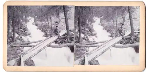 Stereo-Fotografie unbekannter Fotograf und Ort, Wanderer rastet an einem Bergfluss