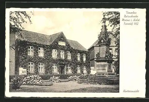 AK Marne / Holstein, Gasthaus Timmkes Ratsschenke im Sommer, Hinteransicht, Gartenpartie mit Denkmal