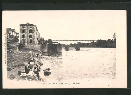 AK Casseneuil, Waschfrauen bei der Brücke am Fluss