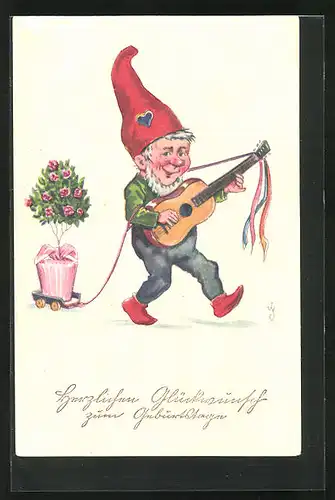 AK lustiger Zwerg musiziert auf einer Gitarre und zieht ein Wägelchen mit Blumentopf hinter sich her