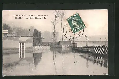 AK Sévres, la voie du Chemin de Fer, Crue de la Seine 1910