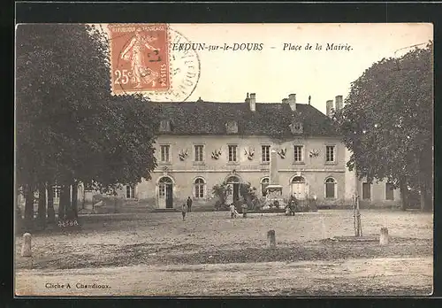 AK Verdun-sur-le-Doubs, Place de la Mairie