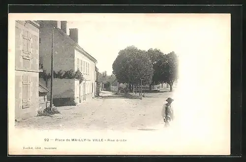 AK Mailly-la-Ville, la Place, Rive droite