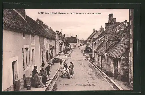 AK Bonny-sur-Loire, La Villeneuve, Rue de Lande, Einwohner auf der Strasse