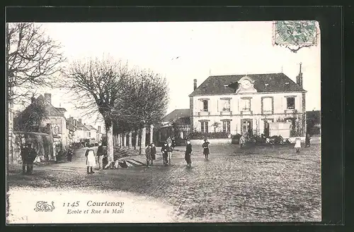 AK Courtenay, Ecole et Rue du Mail