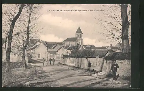 AK Briarres-sur-Essonnes, Vue d`ensemble, Strassenpartie mit Blick zur Kirche