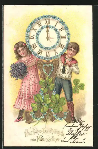 Präge-AK Kinderpaar mit einer Uhr und Kleeblättern, Neujahrsgruss