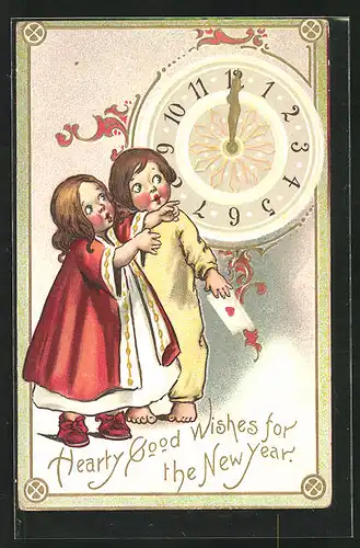 Präge-AK Kinderpaar mit Kuvert vor einer Uhr, Neujahrsgruss