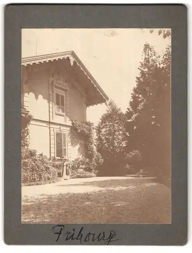 Fotografie unbekannter Fotograf, Ort unbekannt, Ansicht Fribourg, Gartenpartie einer Villa im Ort