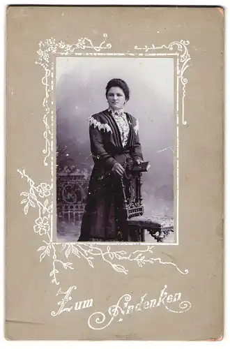 Fotografie Fotograf und Ort unbekannt, Schöne Dame im Trachtenkleid mit zurückgebundenem Haar und Buch in der Hand