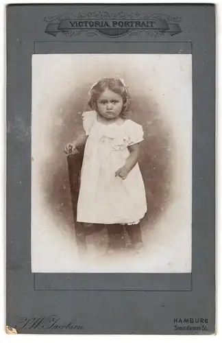 Fotografie J. W. Jacobsen, Hamburg, Steindamm 51, Süsses kleines Mädchen in langem Kleid mit Schleifen im Haar