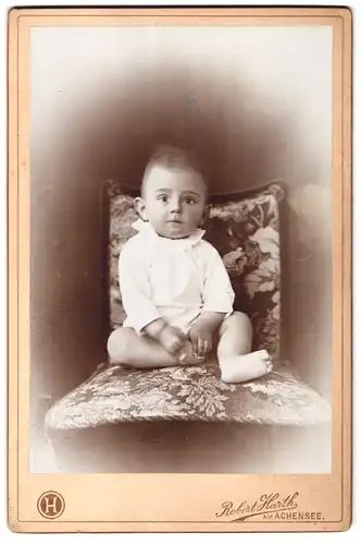Fotografie Robert Harth, Schio, Portrait niedliches Kleinkind im weissen Hemd auf Stuhl sitzend