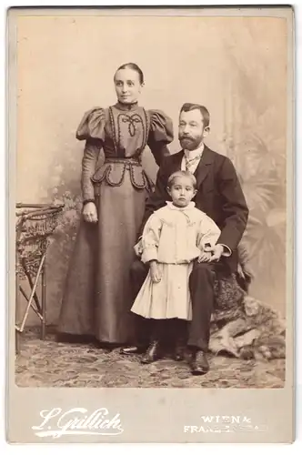 Fotografie L. Grillich, Wien-Währing, Hauptstasse 17, Portrait bürgerliches Paar mit kleiner Tochter