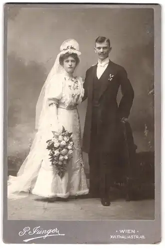 Fotografie P. Jünger, Wien, Thaliastrasse 48, Portrait bürgerliches Paar in Hochzeitskleidung mit Schleier und Blumen