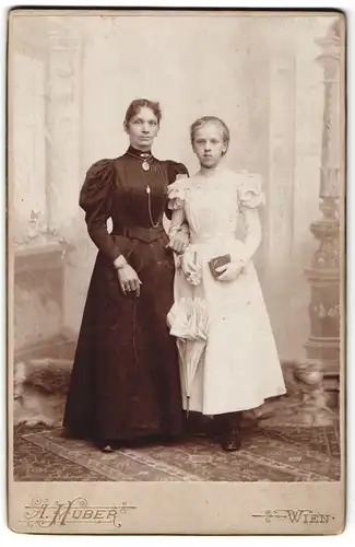 Fotografie A. Huber, Wien, Portrait bürgerliche Dame und junges Mädchen in zeitgenössischer Kleidung