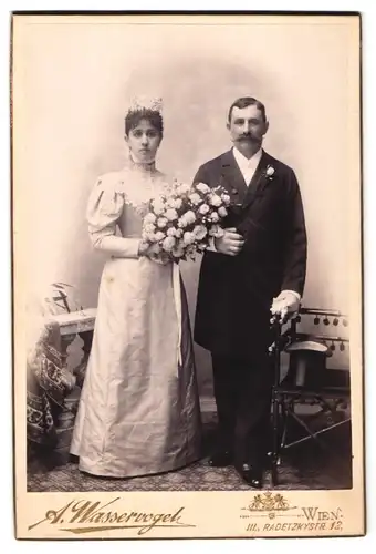 Fotografie A. Wasservogel, Wien, Radetzkystrasse 12, Portrait bürgerliches Paar in Hochzeitskleidung mit Blumenstrauss