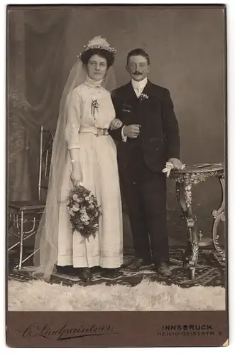 Fotografie Clemens Lindpaintner, Innsbruck, Heilig-Geiststrasse 9, Portrait bürgerliches Paar in Hochzeitskleidung