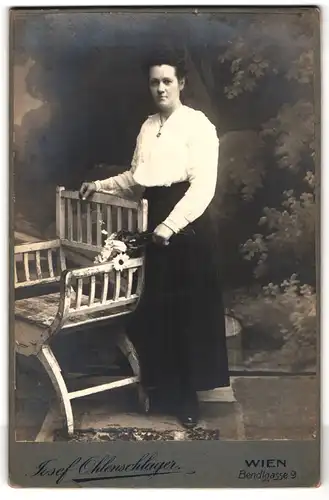 Fotografie Josef Ohlenschlager, Wien, Bendlgasse 9, Portrait bürgerliche Dame mit Blumen an Bank gelehnt