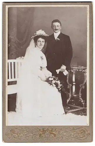 Fotografie unbekannter Fotograf und Ort, Cabinet-Portrait Portrait bürgerliches Paar in Hochzeitskleidung