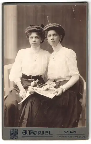 Fotografie J. Popjel, Wien, Währingerstrasse 69, Portrait zwei bürgerliche Dame mit Zeitung auf Bank sitzend