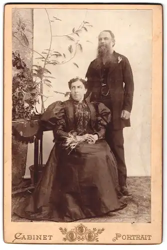 Fotografie unbekannter Fotograf und Ort, Cabinet-Portrait bürgerliches Paar in zeitgenössischer Kleidung