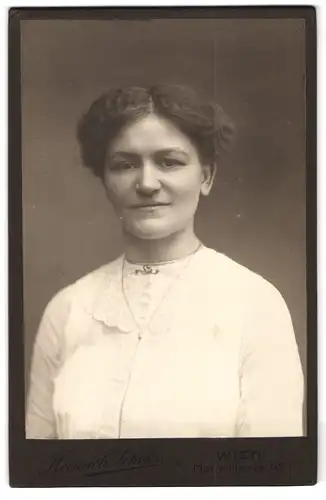 Fotografie Heinrich Scholz, Wien, Mariahilferstrasse 142, Portrait junge Dame in weisser Kleidung